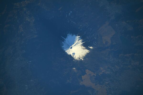 Заснеженная гора Фудзияма, снятая японским астронавтом Соити Ногути с МКС - Sputnik Молдова