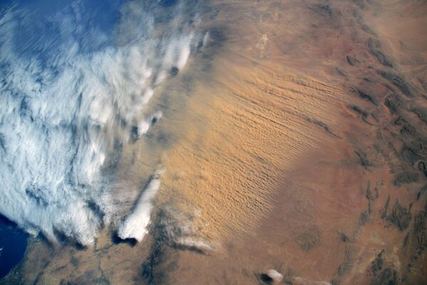 Песчаная буря, идущая из пустыни Сахара, снятая российским космонавтом Сергеем Кудь-Сверчковым с МКС - Sputnik Молдова