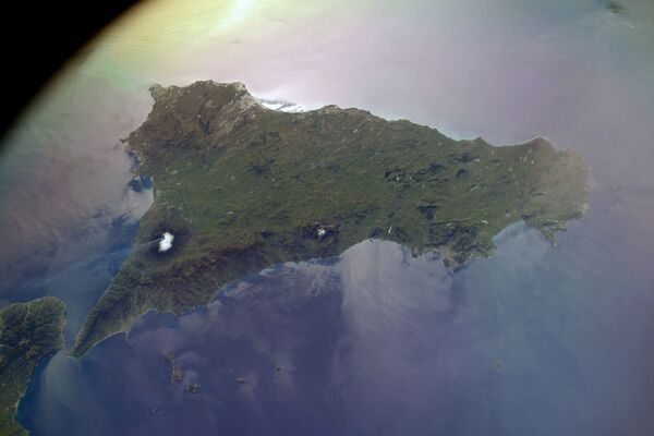 Вид из космоса на вулкан Этна на Сицилии, снятый российским космонавтом Сергеем Кудь-Сверчковым с МКС - Sputnik Молдова