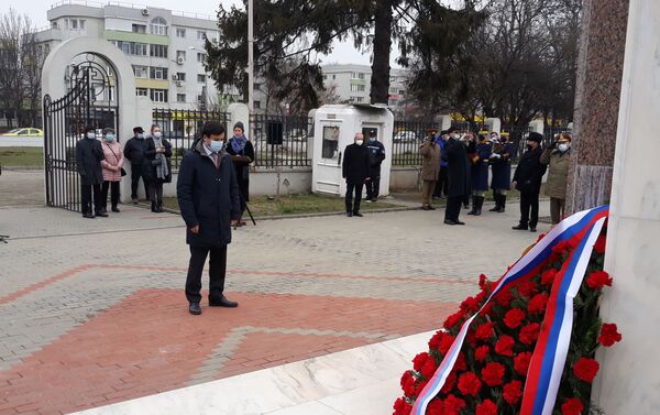 Depunere de flori de Ziua Apărătorului Patriei la monumentul ostașului sovietici din București, 19 februarie 2021 - Sputnik Moldova-România