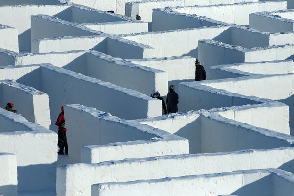 Люди перемещаются по гигантскому снежному лабиринту, Сент-Адольф, Канада - Sputnik Moldova-România