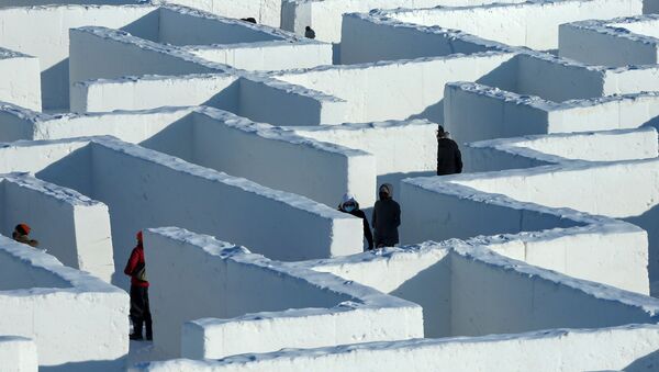 Люди перемещаются по гигантскому снежному лабиринту, Сент-Адольф, Канада - Sputnik Moldova-România