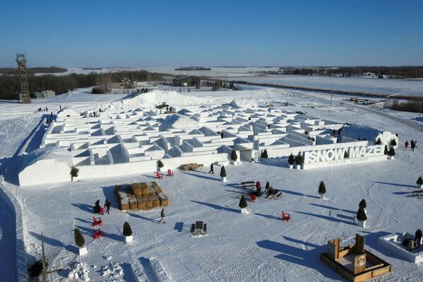 Вид сверху на гигантский снежный лабиринт в Канаде - Sputnik Moldova
