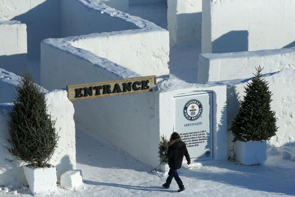 Посетитель у входа в гигантский снежный лабиринт в Канаде - Sputnik Moldova