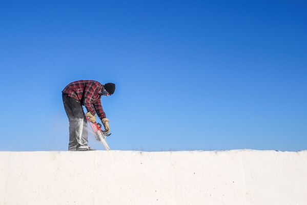 Мужчина во время строительства гигантского снежного лабиринта в Канаде - Sputnik Moldova