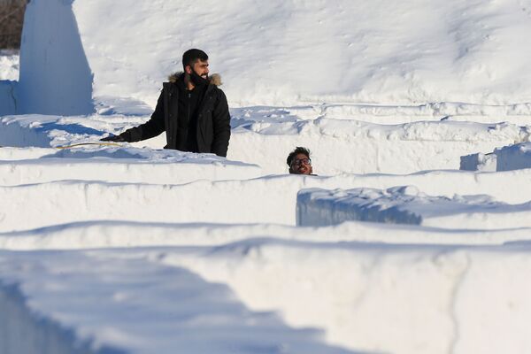 Люди перемещаются по гигантскому снежному лабиринту, Сент-Адольф, Канада - Sputnik Moldova