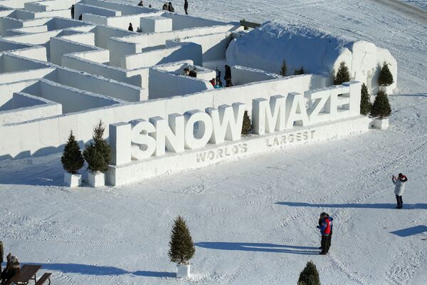 Посетители рядом с гигантским снежным лабиринтом в Канаде - Sputnik Moldova