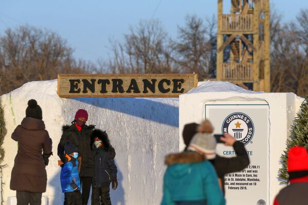 Посетители у входа в гигантский снежный лабиринт в Канаде - Sputnik Moldova-România