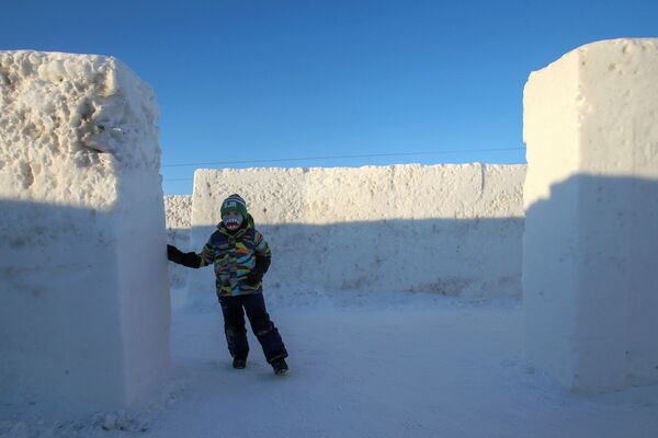 Мальчик в гигантском снежном лабиринте, Сент-Адольф, Канада - Sputnik Moldova-România