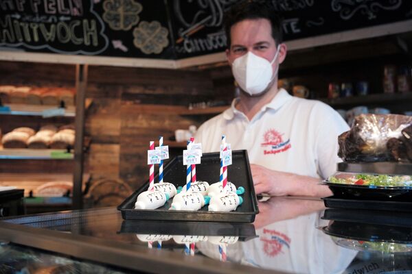 Сотрудник выкладывает на прилавок свежую кондитерскую продукцию в кафе Schuerener Backparadies в Дортмунде - Sputnik Moldova-România