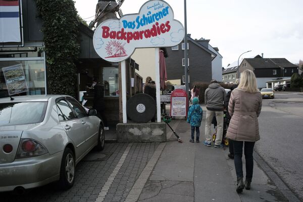 Люди стоят в очереди в кафе Schuerener Backparadies в Германии - Sputnik Молдова