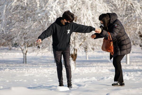 Люди на замерзших улицах города Ниагара-Фолс в штате Нью-Йорк  - Sputnik Молдова