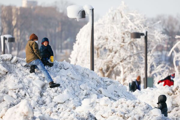 Дети на ледовом и снежном холме в парке города Ниагара-Фолс в штате Нью-Йорк  - Sputnik Молдова