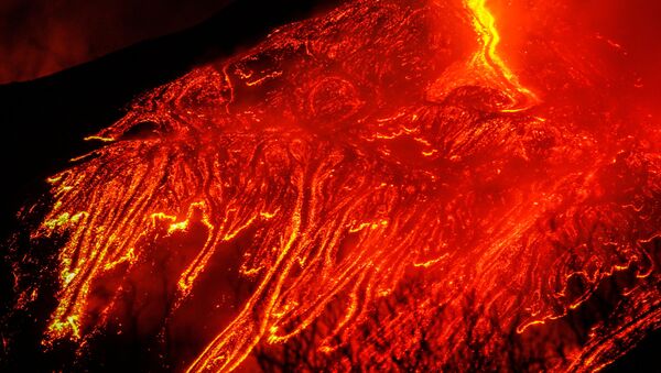 Извержение вулкана Этна на Сицилии - Sputnik Moldova-România