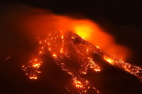 Извержение вулкана Этна в Италии - Sputnik Moldova-România