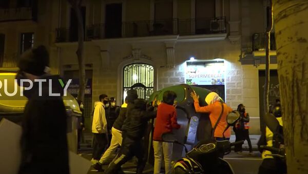 Violențe în Spania: Protestatarii aruncă sticle în poliție la Barcelona - Sputnik Moldova