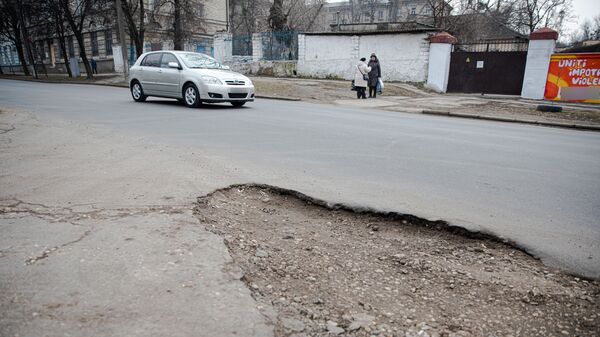Люди в Молдове платят за езду по ямам: депутат потребовал проверить расходы на дороги - Sputnik Молдова