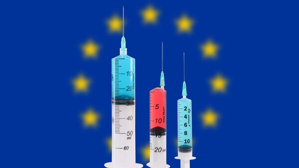 Шприцы с красной и синей жидкостью на фоне флага Европейского Союза - Sputnik Moldova-România