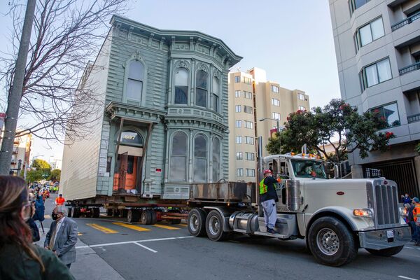 Грузовик перевозит 139-летний викторианский особняк на новый адрес в Сан-Франциско - Sputnik Молдова