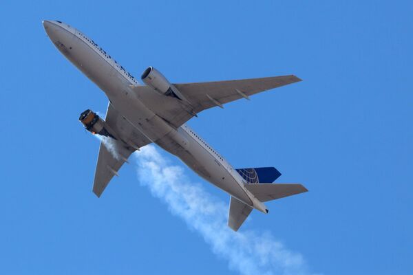Пассажирский Boeing 777 авиакомпании United Airlines летит в горящим двигателем над Денвером  - Sputnik Молдова