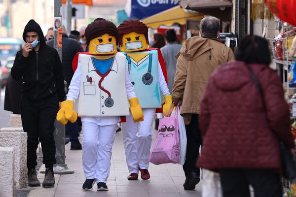 Люди в костюмах Lego идут по улице в Иерусалиме - Sputnik Moldova-România