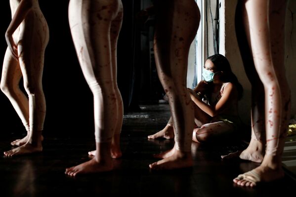  Танцовщица в медицинской маске во время представления в в Доме искусств Джакарты, Индонезия - Sputnik Moldova-România