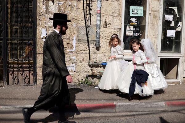 Девочки в свадебных платьях по случаю приближающегося еврейского праздника Пурим в Иерусалиме, Израиль - Sputnik Молдова