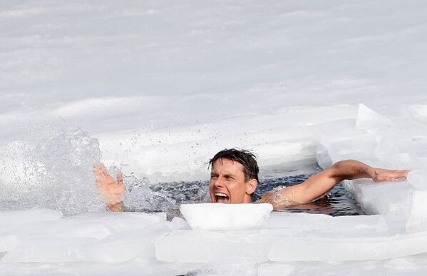 Чешский фридайвер Дэвид Венцл установил мировой рекорд плавания подо льдом - Sputnik Молдова