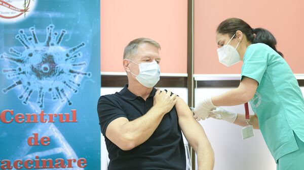 Klaus Iohannis se vaccinează împotriva COVID-19 - Sputnik Moldova-România