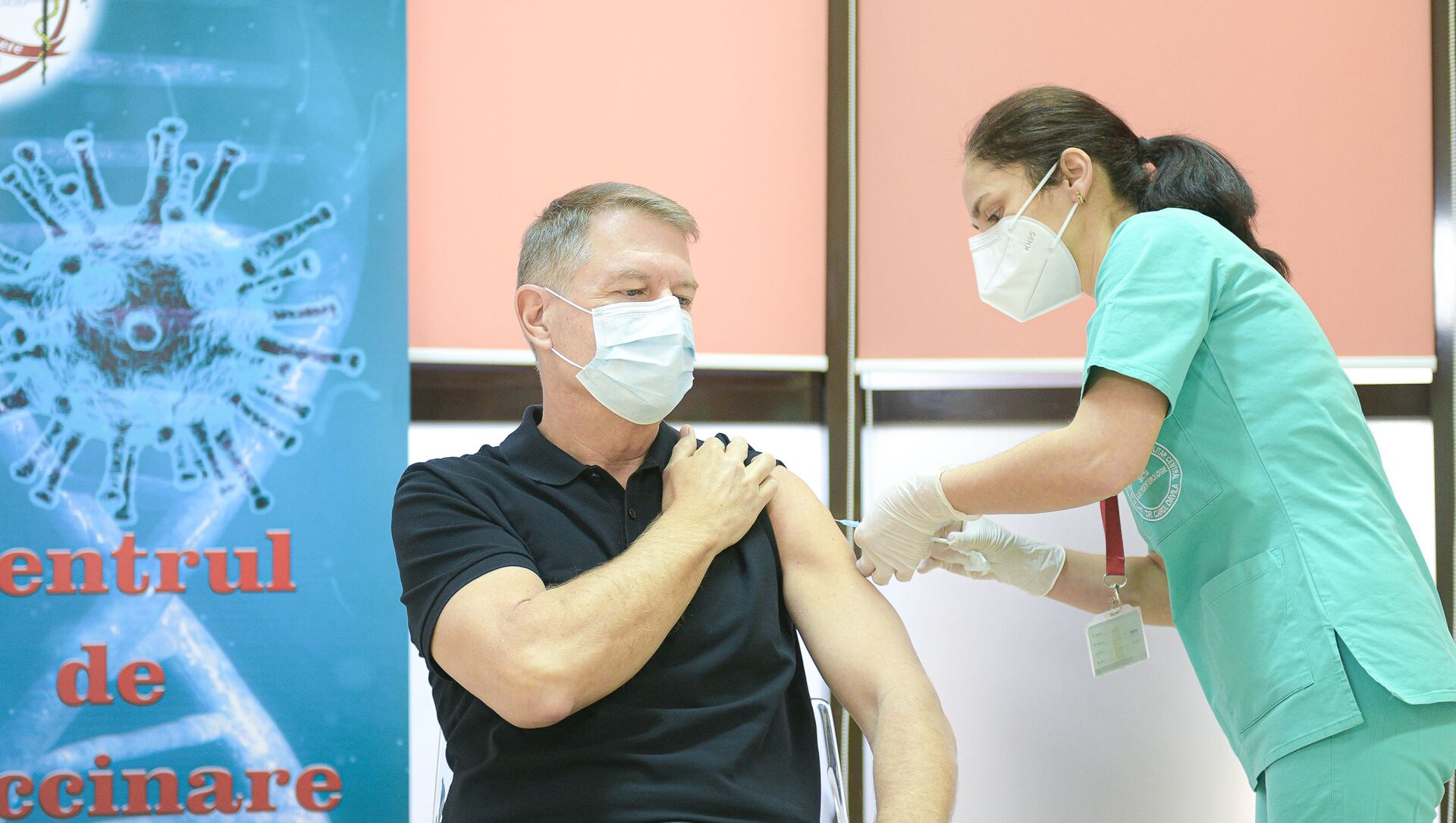Klaus Iohannis se vaccinează împotriva COVID-19 - Sputnik Moldova-România, 1920, 27.02.2021