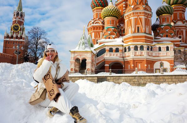 Девушка фотографируется возле храма Василия Блаженного в Москве - Sputnik Молдова