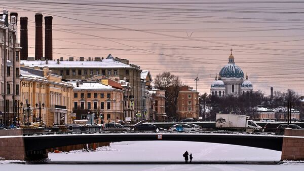 Люди на льду замерзшей реки Фонтанки в Санкт-Петербурге - Sputnik Молдова