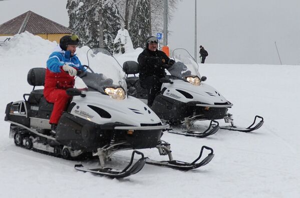 Президент РФ Владимир Путин и президент Белоруссии Александр Лукашенко во время катания на снегоходах - Sputnik Молдова