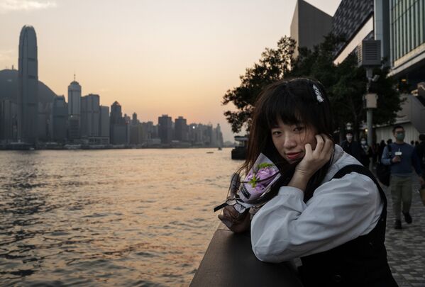 Девушка на набережной бухты Виктория в Гонконге в День всех влюбленных - Sputnik Молдова