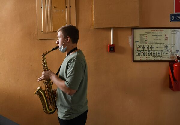 Студент во время самостоятельных занятий в Новосибирском музыкальном колледже имени А. Ф. Мурова - Sputnik Молдова