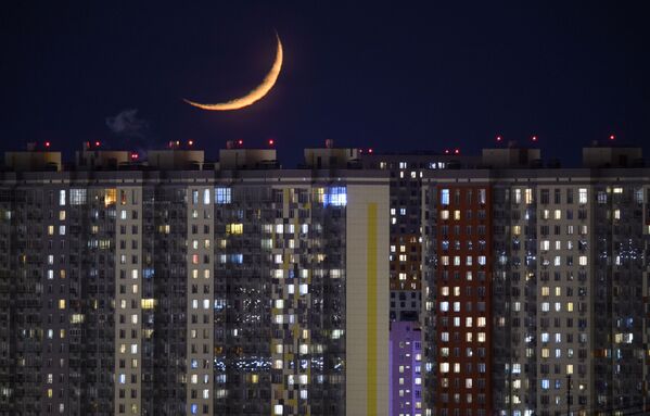 Растущая луна над жилыми домами в микрорайоне Митино в Москве - Sputnik Молдова