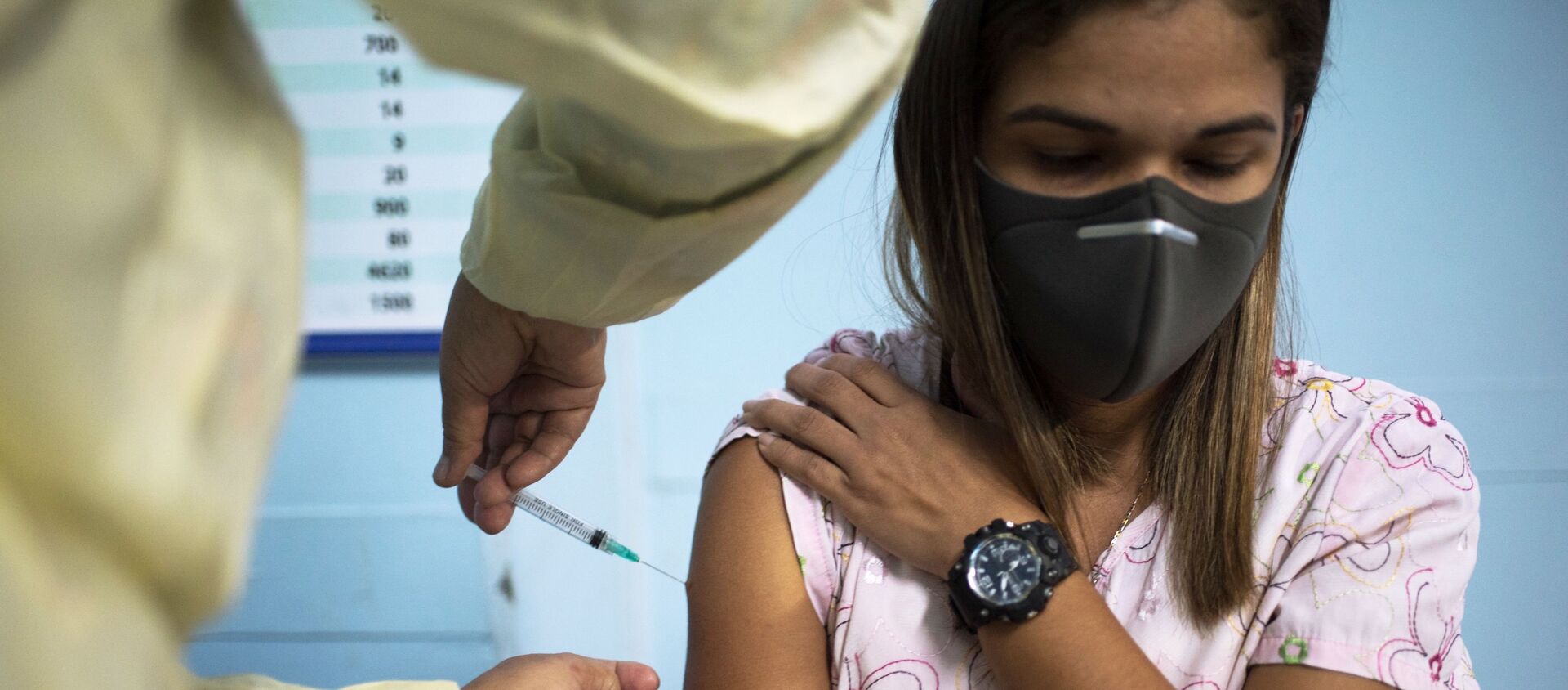 Медицинский сотрудник во время вакцинации вациной Sputnik V в одной из больниц Каракаса, Венесуэла - Sputnik Moldova, 1920, 27.02.2021