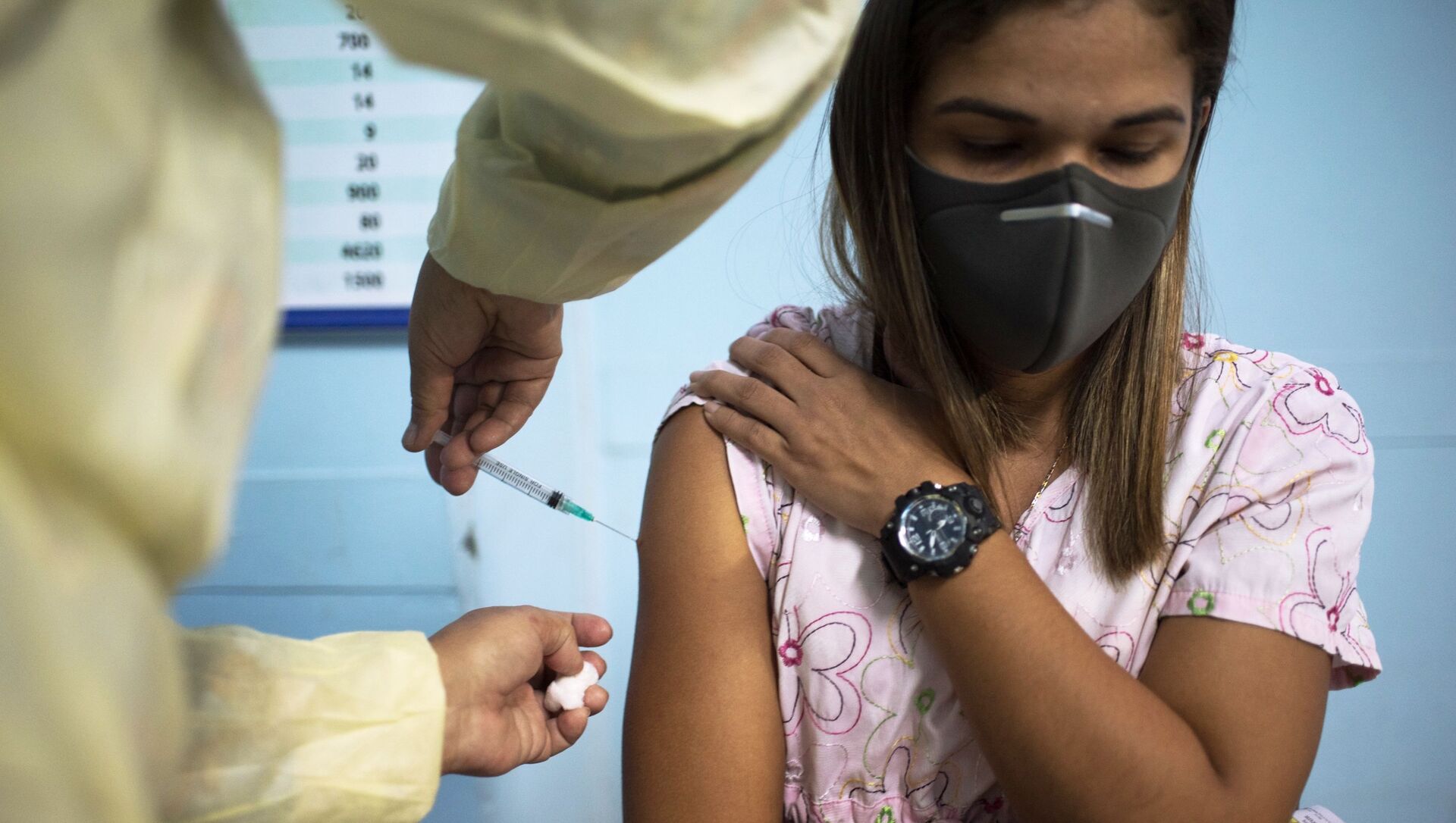 Медицинский сотрудник во время вакцинации вациной Sputnik V в одной из больниц Каракаса, Венесуэла - Sputnik Moldova, 1920, 27.02.2021
