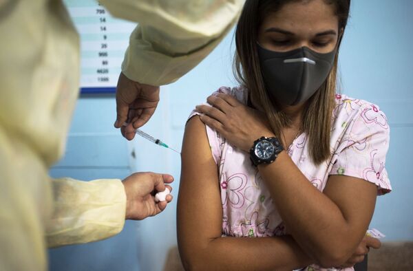 Медицинский сотрудник во время вакцинации вациной Sputnik V в одной из больниц Каракаса, Венесуэла - Sputnik Молдова