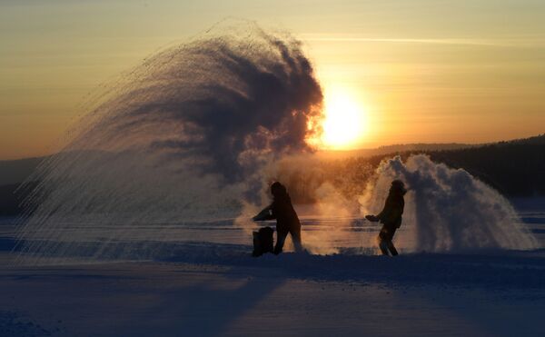 Местные жители устраивают ледяной фейерверк на льду Красноярского водохранилища - Sputnik Молдова