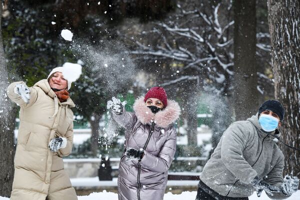 Прохожие играют в снежки на одной из улиц в Баку во время снегопада - Sputnik Молдова