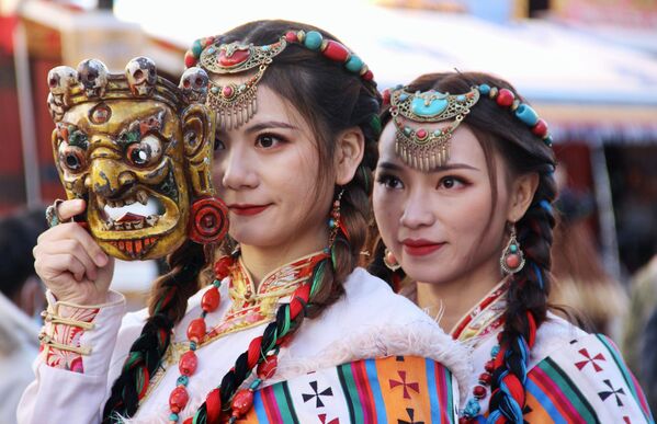 Девушки в национальной одежде в Тибете - Sputnik Молдова