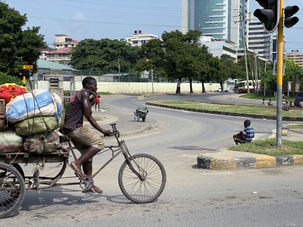 Мужчина едет на велосипеде в городе Дар-эс-Салам в Танзании - Sputnik Молдова