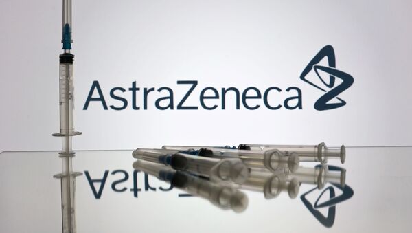 Шприцы на фоне логотипа AstraZeneca. - Sputnik Молдова