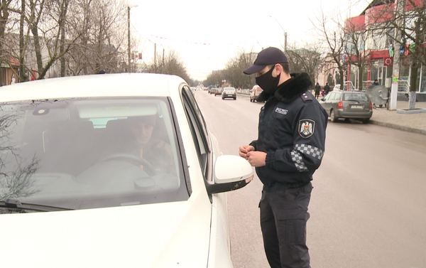 Не штраф, а подарок: в Гагаузии полицейские поздравили водителей с Мэрцишором - Sputnik Молдова