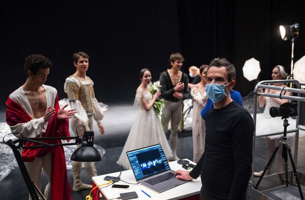 Артисты труппы Stuttgart Ballet во время подготовки к шоу Social Distance Stacks художника Флориана Менерта в Штутгарте, Германия - Sputnik Молдова