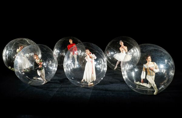 Артисты труппы Stuttgart Ballet во время шоу Social Distance Stacks художника Флориана Менерта в Штутгарте, Германия - Sputnik Молдова