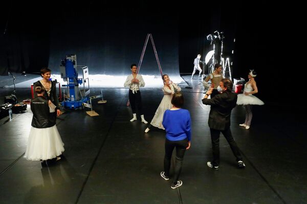 Артисты труппы Stuttgart Ballet во время репетиции шоу Social Distance Stacks художника Флориана Менерта в Штутгарте, Германия - Sputnik Молдова