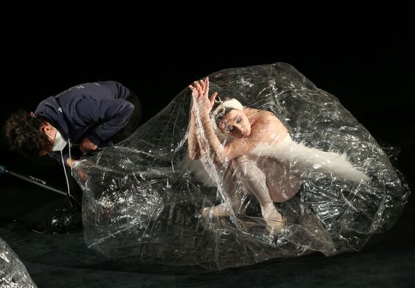 Артисты труппы Stuttgart Ballet во время подготовки к шоу Social Distance Stacks художника Флориана Менерта в Штутгарте, Германия - Sputnik Молдова