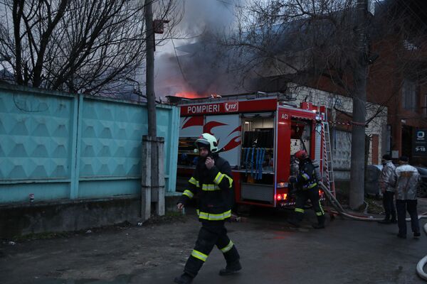 Пожар в Кишиневе рядом с заводом Топаз - Sputnik Moldova